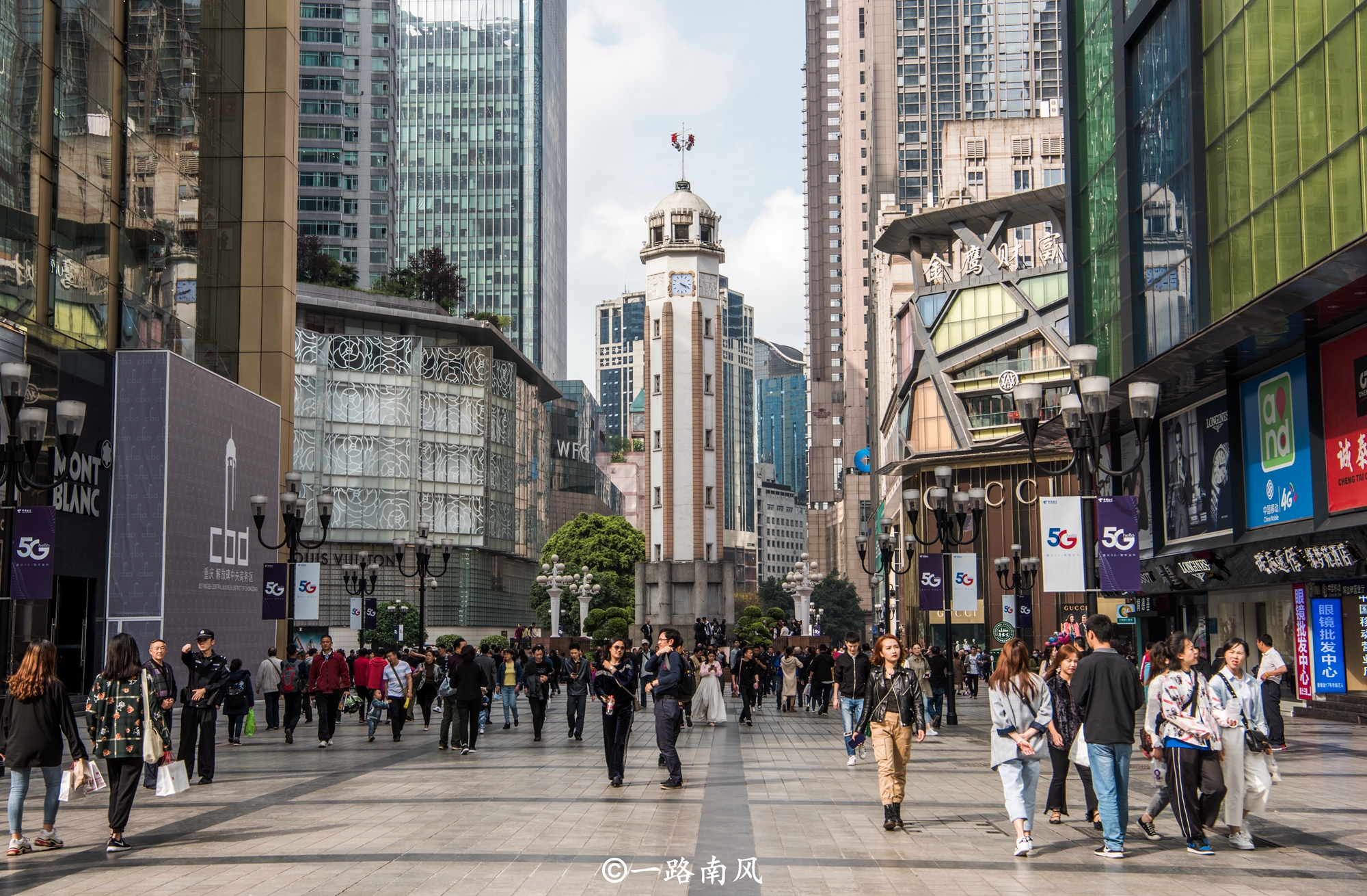 人口是_中国西部第一大城,人口是深圳的2.4倍,很多游客说它像个省